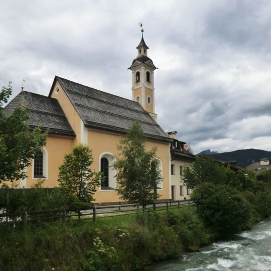 Spital und Kirche zur Heiligen Dreifaltigkeit in Niederdorf