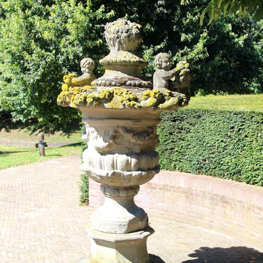 Heemstede: hardstenen Lodewijk XV piëdestal