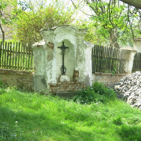 Kaplička u plotu farní zahrady v Libědicích