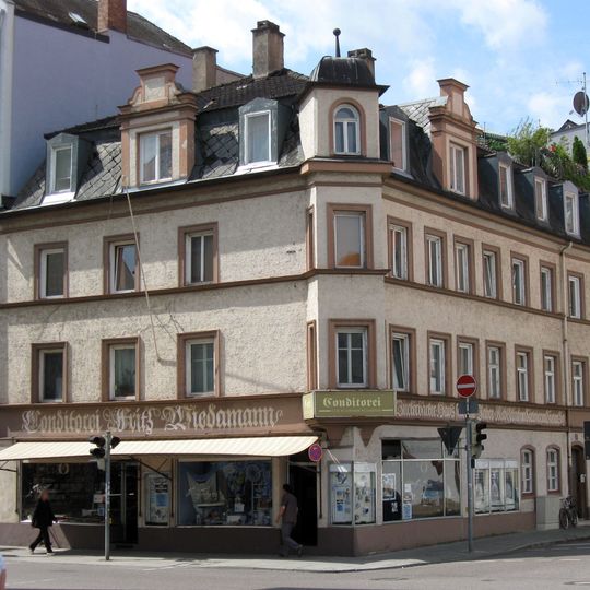 Wohn- und Geschäftshaus