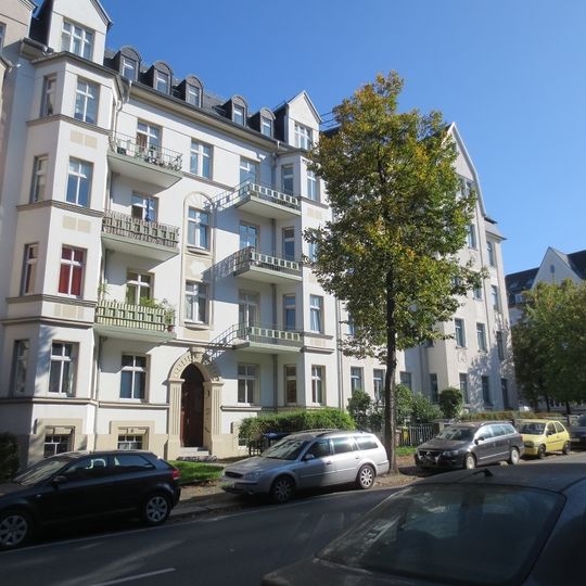 Mietshaus in geschlossener Bebauung mit Vorgarten Barbarossastraße 72