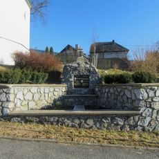 Pomník padlým v Seči u kostela