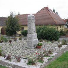 Pomník padlým na návsi v Doubravčicích