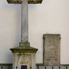 Kříž severně od kostela Nanebevzetí Panny Marie v Jindřichově Hradci