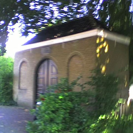 Poortgebouw in Ambachtelijk-traditionele bouwtrant, aan de hoofdentree van een begraafplaats