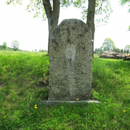 Pomník nejasného účelu u tenisového hřiště v Příchovicích