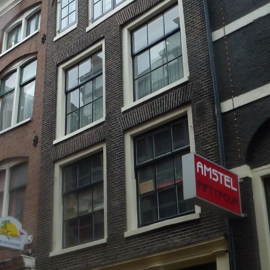 Pand met halsgevel van het "type met doorboorde bloem"