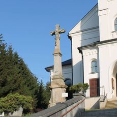 Kříž ve Svébohově před kostelem