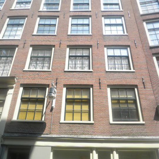 Pand met gevel onder rechte lijst