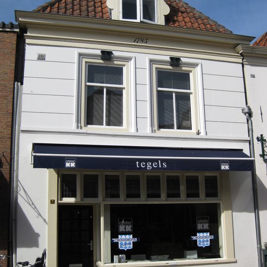 Pand met gepleisterde lijstgevel