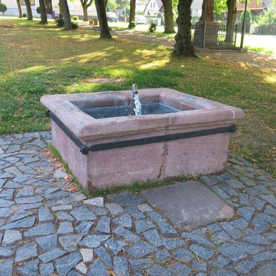 Kašna na Karlovském náměstí v Lomnici nad Popelkou