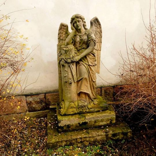 Socha anděla u kostela Nejsvětější Trojice v Hostinném