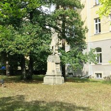 Socha Justuse Liebiga před zemědělskou školou v Kadani