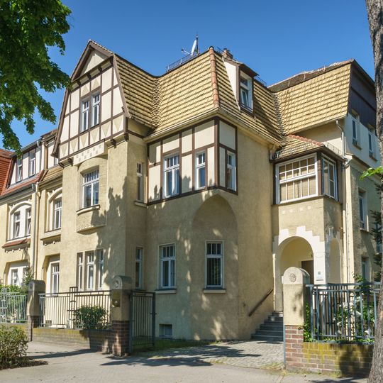 Karl-Marx-Platz 3, 4