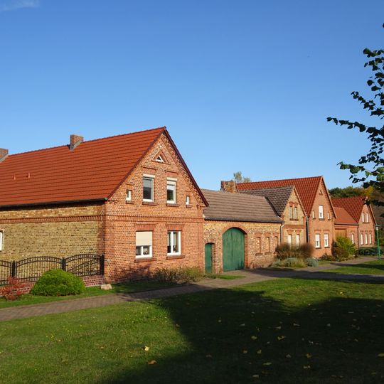 Zwei Bauernhäuser und rechtwinklig zwischen ihnen gelegener eingeschossiger Verbindungsbau mit flachbogiger Hofdurchfahrt als Bestandteile eines Vierseithofes Dorfstraße 14