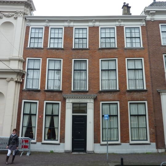 Pand met gevel met versierde ingangspartij. Rijke interieurs in Lodewijk XVI-stijl