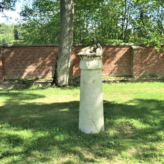 Sloup zastavení VI. na křížové cestě v parku kláštera v Teplé