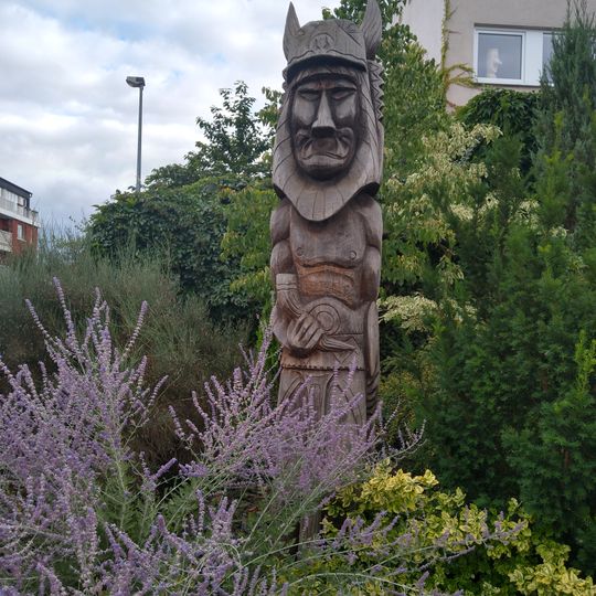 Dřevěná socha Hostana