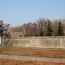 Ogrodzenie d. cmentarza kościelnego - mur z bramkami i epitafiami przy plebanii