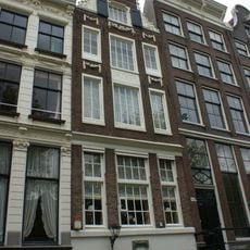 Pand met halsgevel met festoenen en jaartalsteen