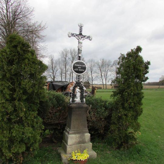 Kříž v severní části Služátek u čp.17