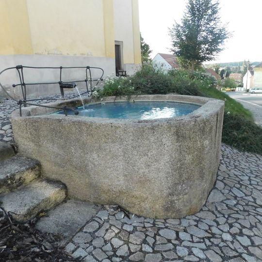 Kašna u kostela v Dolním Žandově