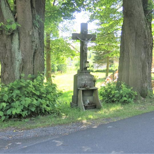 Kříž na rozcestí naproti domu 8 v Černém Potoce