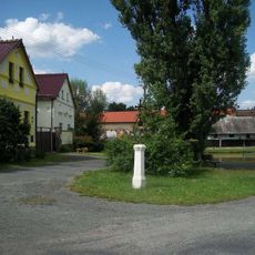 Kříž ve Všekarech u rybníka