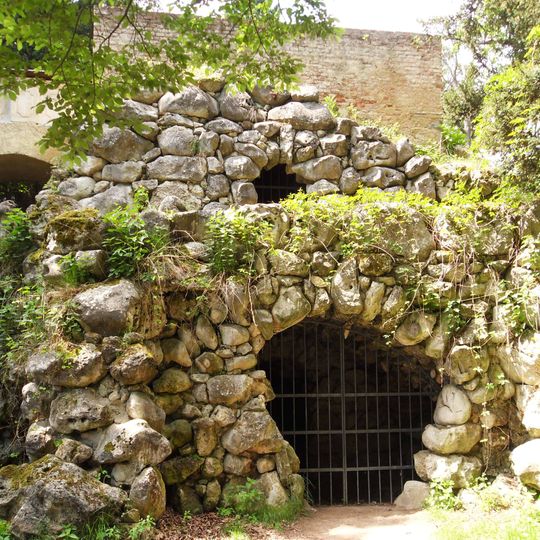 Aquädukt und Grotte von Lednice