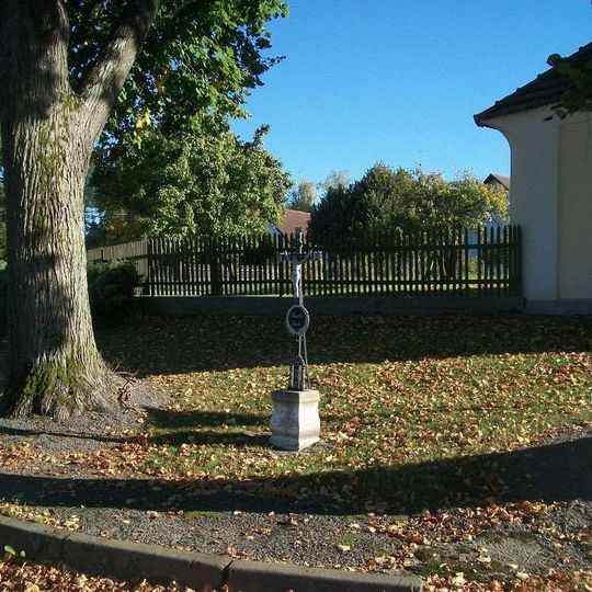 Kříž u kaple v Tříklasovicích