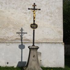 Kříž u kostela sv. Václava v Předíně