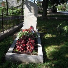 Dva pomníky padlým ve středu Modlíkova