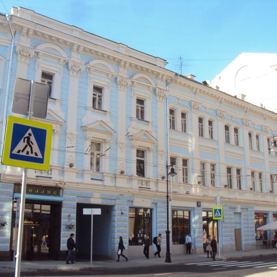 Доходный дом с магазинами