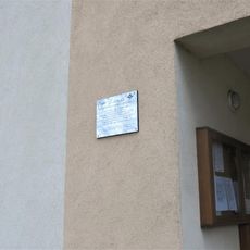 Pamětní deska výsadkářů na obecním úřadu v Luštěnicích