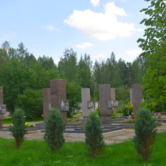 Памятное место-участок, где захоронены Герои Советского Союза С.А. Блинников , С.П. Тимофеев , кавалер трёх орденов Славы Г.А. Васильев