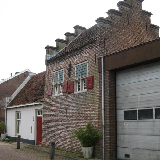 Speelhuis met verdieping en dwars zadeldak tussen trapgevels