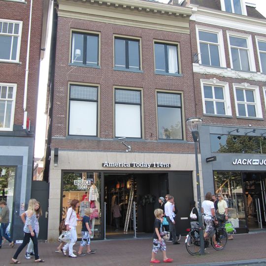 Pand met twee volle verdiepingen, strak gemetselde gevel en brede kroonlijst met bloklijst onder de goot