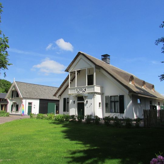 Boerderij, hoofdonderdeel van het boerderijcomplex 'soestdijkerstraatweg 145', gebouwd in de tweede helft van de negentiende eeuw in neoclassicistische stijl met vakwerkelementen, vrijstaand gesit