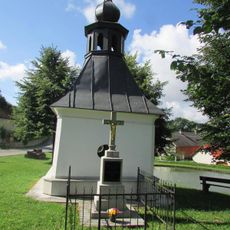 Kříž před kaplí v Putimově