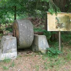 Schleifstein einer ehemaligen Papiermühle Blechhammer (Eibenstock), am Waldrand, Abzweig Kleiner Wilzschweg von Carlsfelder Hauptstraße