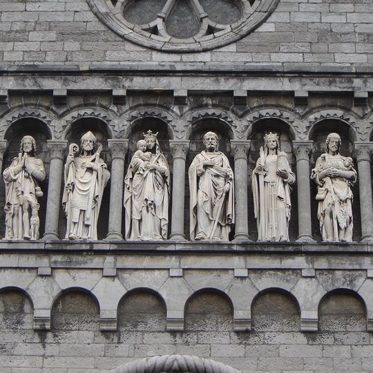 Statues de saints sur la façade de l'église de la Visitation de la Sainte-Vierge