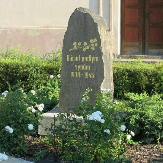 Pomník obětem 2.světové války u kostela v Želenicích