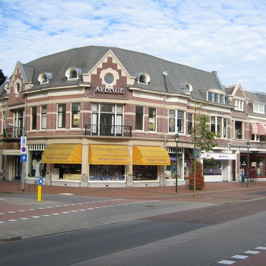 Reeks van vijf winkelwoningen