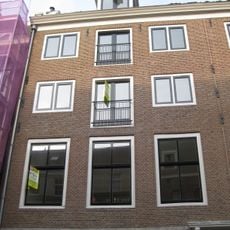 Huis onder dwars dak waarin dakkapel