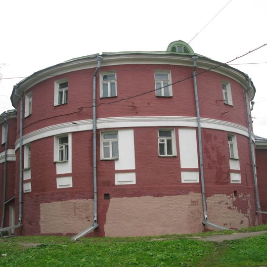 Конный двор с башнями: восточный корпус с башней