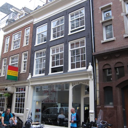 Pand met gevel onder 19e-eeuwse rechte lijst