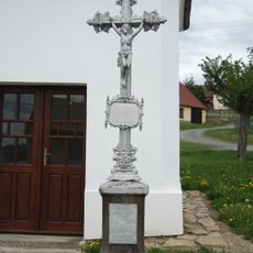Kříž u kaple v Roučkovicích