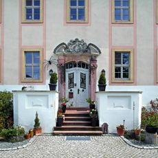 Einzeldenkmale der Sachgesamtheit Rittergut Mittelfrohna: Herrenhaus, Stallgebäude, Torpfeiler und Pavillon im Gutspark, Steinbrücke über den Frohnbach und zwei Wappensteine an einem weiteren Stallgebäude (siehe auch Sachgesamtheitsdokument - Obj