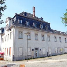 Ehemaliger Gasthof in Ecklage und offener Bebauung, mit Nebengebäude und Goethe-Gedenktafel Markt 29