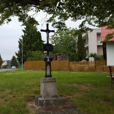 Kříž v jižní části Bzové